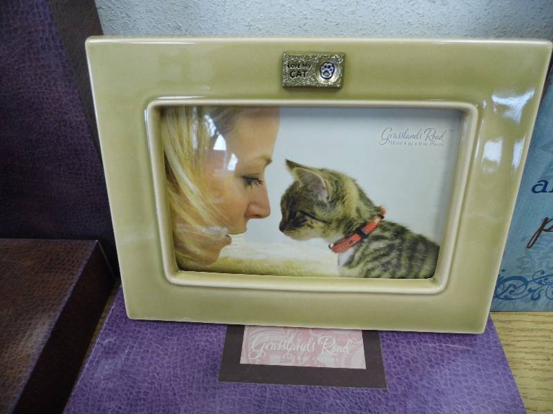 lot 2 image: New Frames w Dcor & Gift Bags