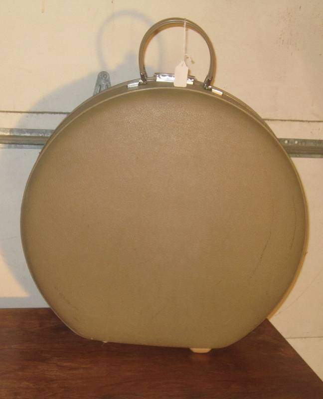 lot 831 image: Vinatge Round Hat Box Suitcase