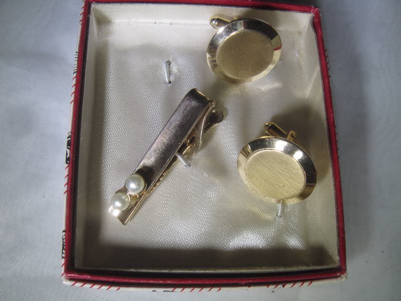 lot 901 image: Gold Cuff Links and Tie Clip
