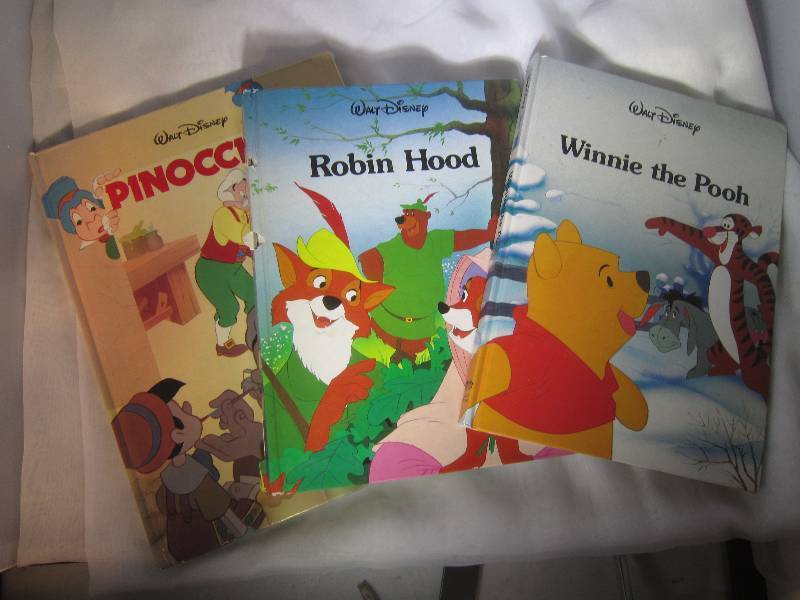 lot 869 image: 3 Disney Books - Pinocchio, Robinhood & Winnie the Pooh