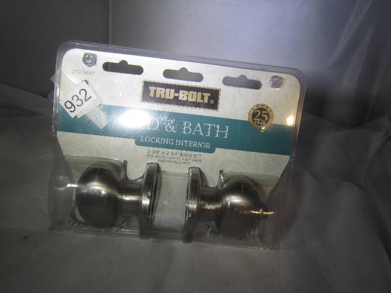 lot 932 image: NEW  Tru-Bolt Bath and Bath Door Handle