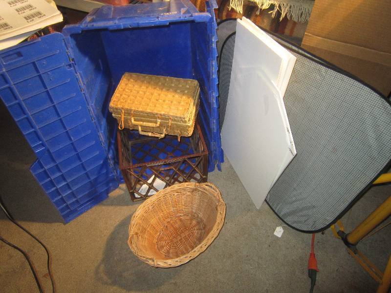 lot 904 image: Lot - Large Blue Tote, Stryofoam Boards, Car Window Covers
