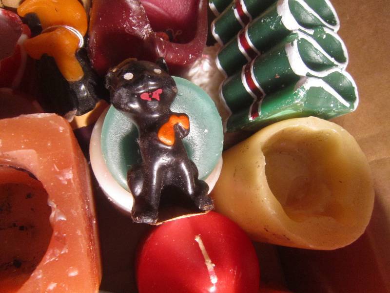 lot 919 image: LOT - Candlewax and Collectible Halloween Black Cat Candle