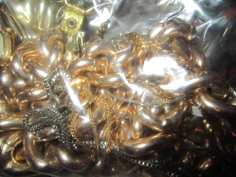 lot 973 image: LOT - 20 Plus pieces of Jewelry