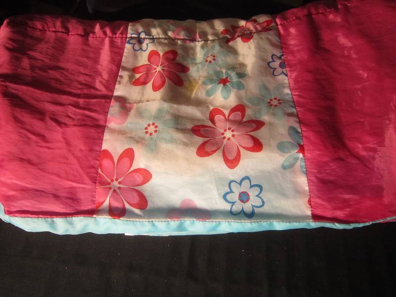 lot 920 image: Kids Sleeping Bag Reversable