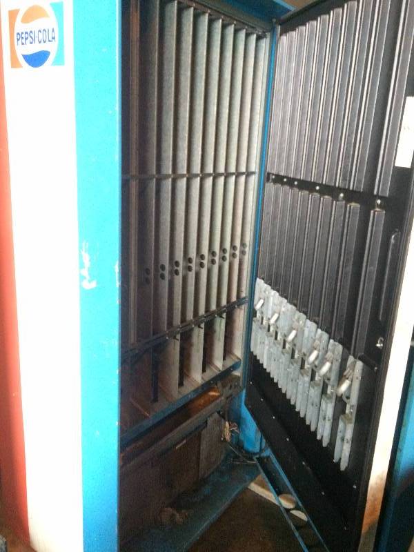 lot 2 image: Pepsi Soda Machine