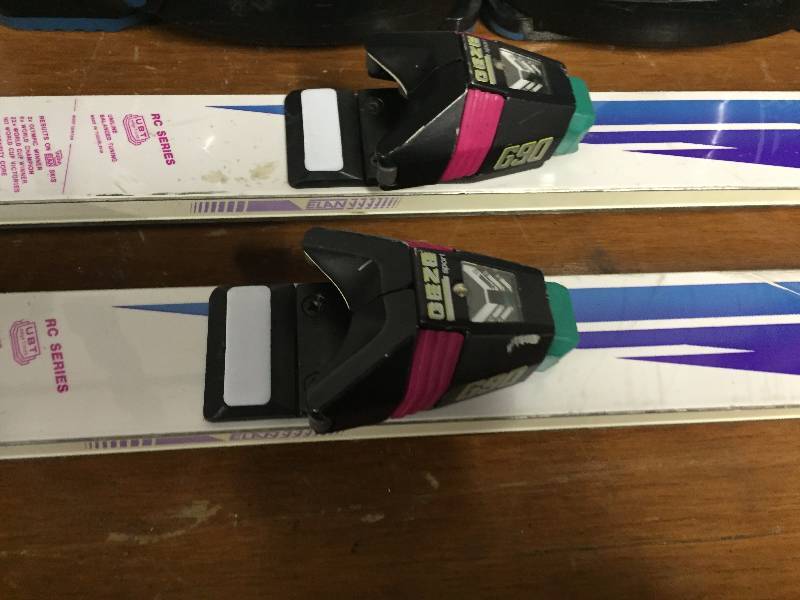lot 11 image: ELAN COMPREX 200 DOWN HILL SKIS AND SALOMON BOOTS