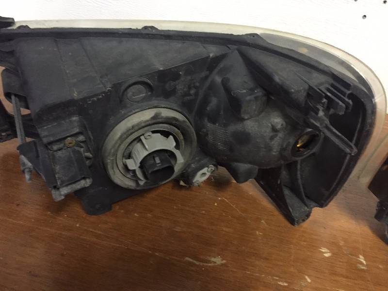 lot 14 image: DODGE RAM 1500 HEADLIGHT ASSEMBIES