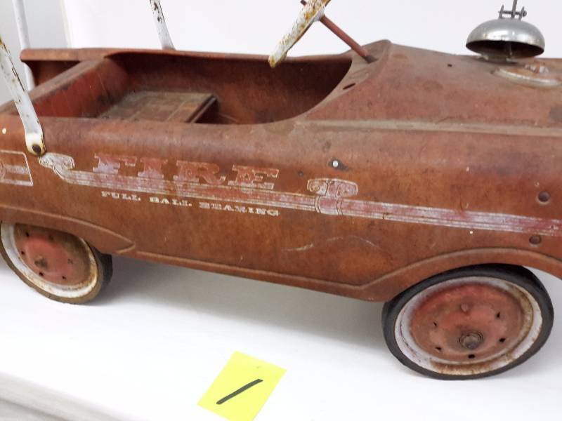 lot 1 image: Vintage Firetruck