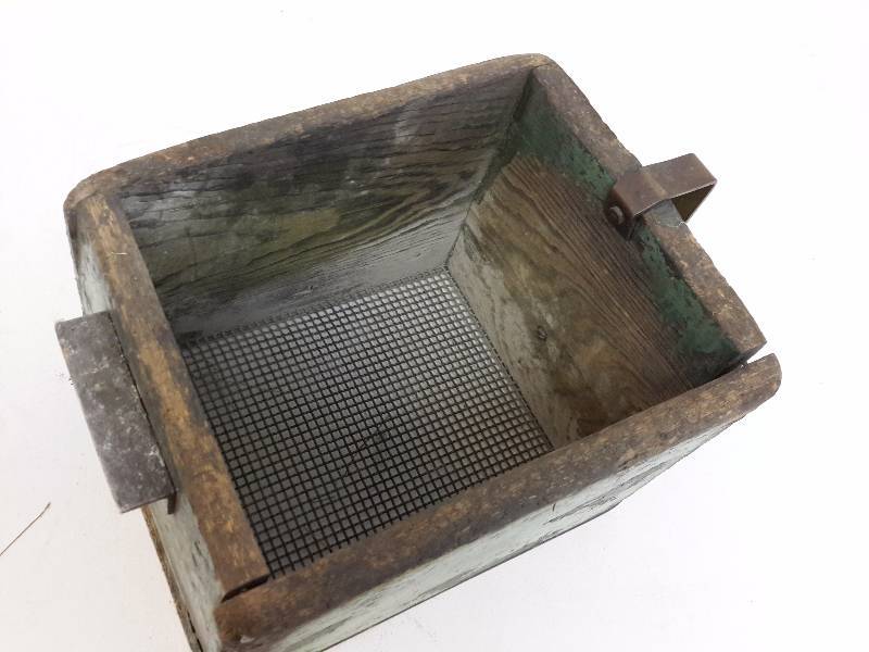 lot 43 image: Wood Sifting Box..