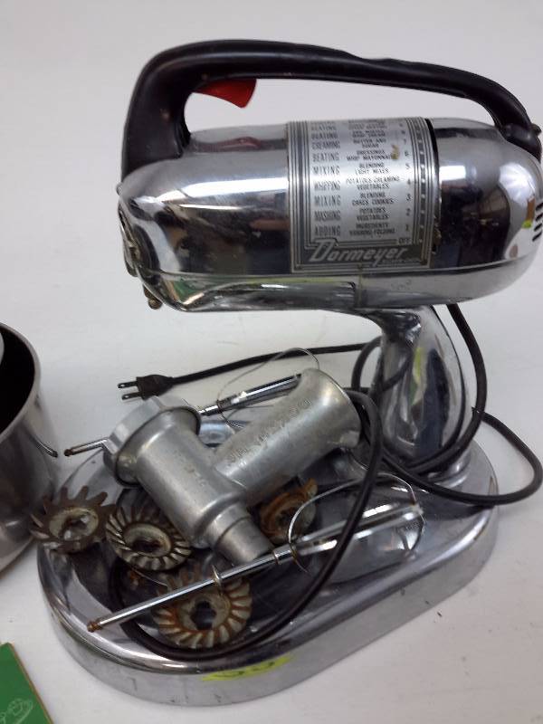 lot 22 image: Dormeyer, Power Chef Mixer with attachments and bowls
