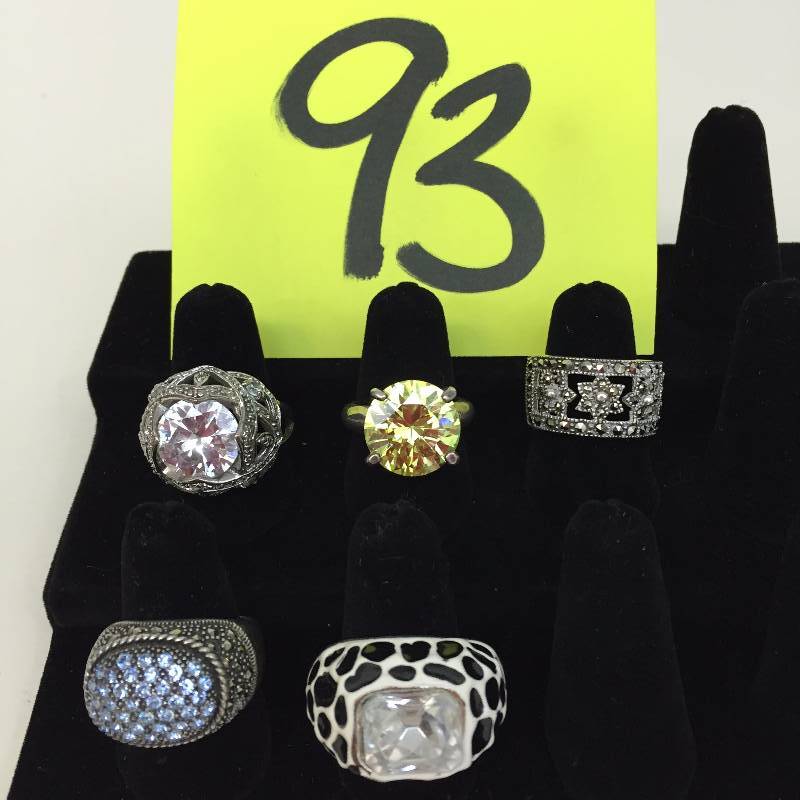lot 93 image: 5 Costume jewelry Rings