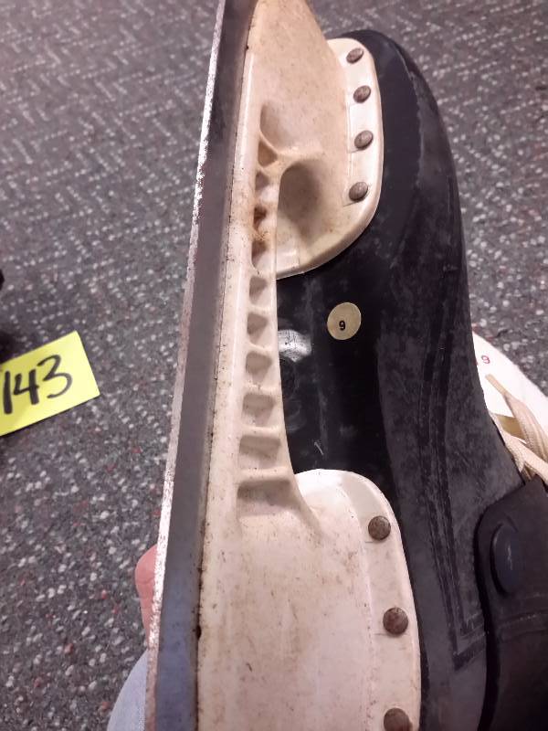 lot 143 image: Pair of Mens Hockey Skates. .Size 9.. Older, but dont look like they have ever been used