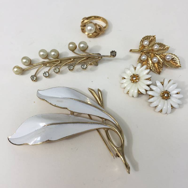 lot 106 image: Danecraft Gold Fill Broche wpearls.. Monet, Traffari and DaneCraft