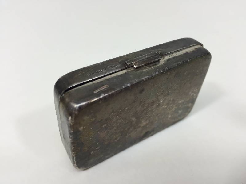 lot 104 image: Antique Danish Silver Repousse SNUFF BOX Comp