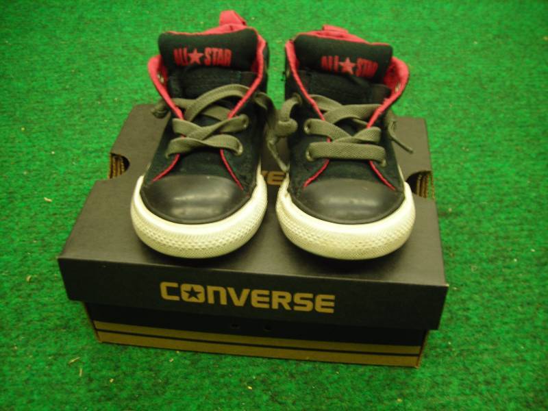 lot 7 image: Pair Of Converse Sneakers (size 7)
