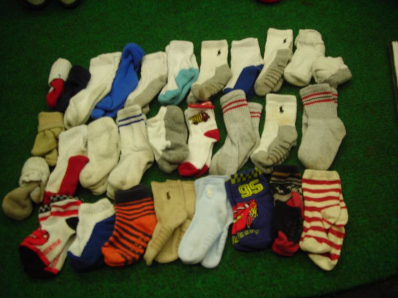 lot 25 image: 24 Pair Of Socks (2-4 years)