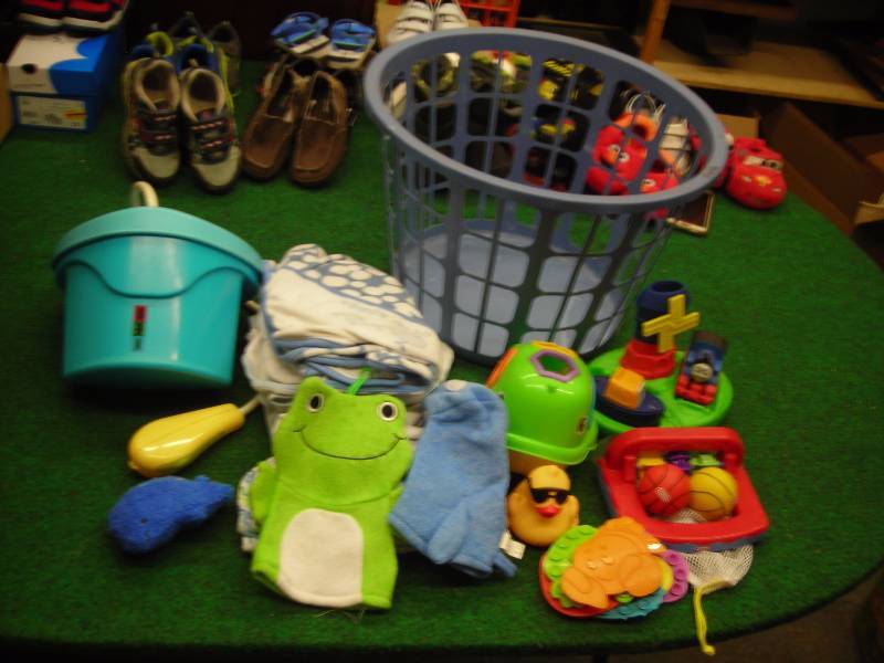 lot 38 image: Hamper Of Bath Related Towels & Toys