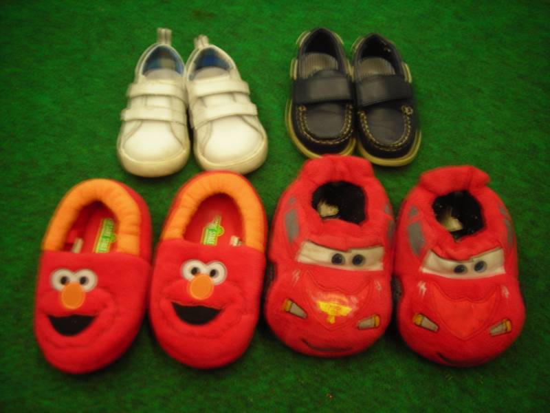 lot 43 image: 4-Pair Sneakers, Loafers, Slippers (size 78)