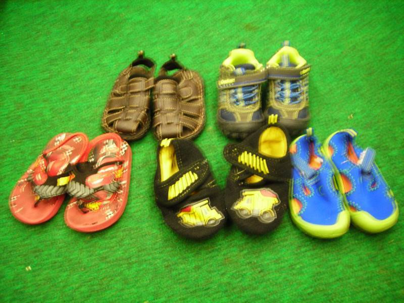 lot 44 image: 5-Pair Sandals, Slippers, Water Shoes (size 78)