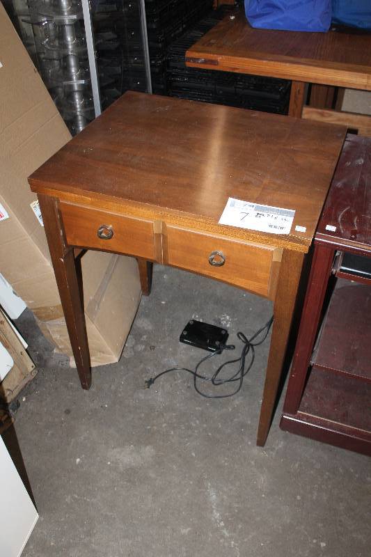 lot 7 image: Singer Sewing Machine Table