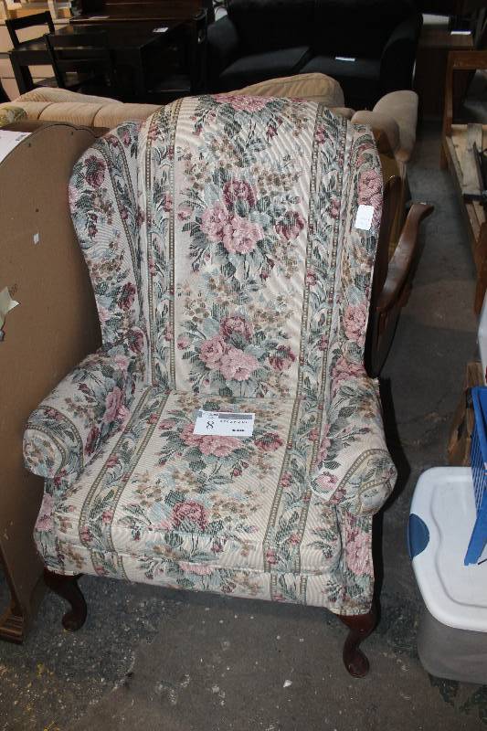lot 8 image: Living Room Chair