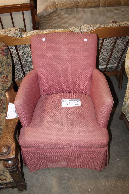 lot 11 image: Living Room Chair
