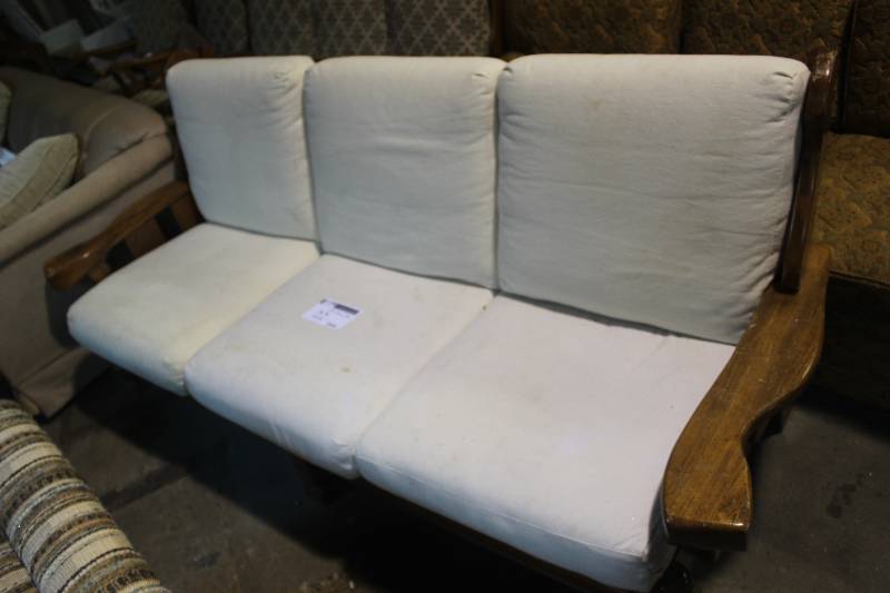 lot 22 image: Sofa