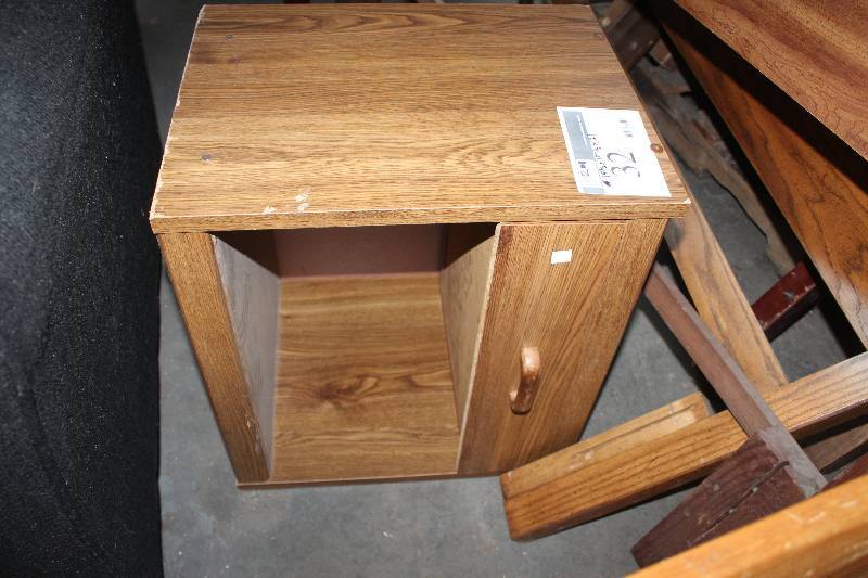 lot 32 image: 1-Drawer End Table