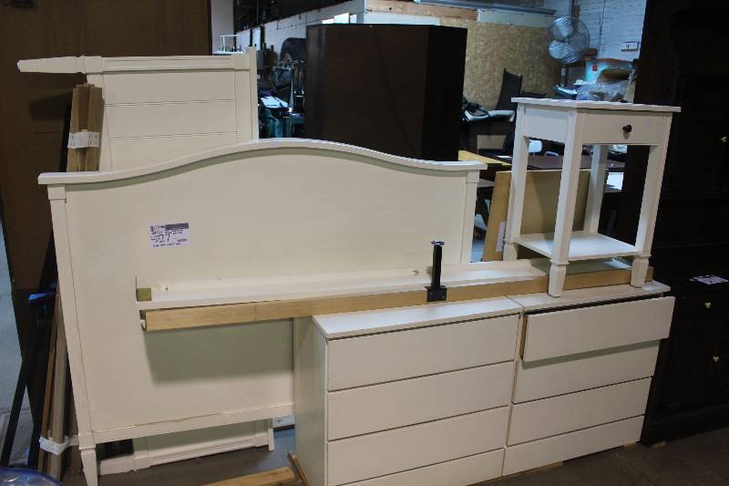 lot 27 image: Bedroom Set
