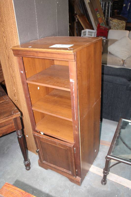 lot 30 image: 3-Shelf Wood Display Case