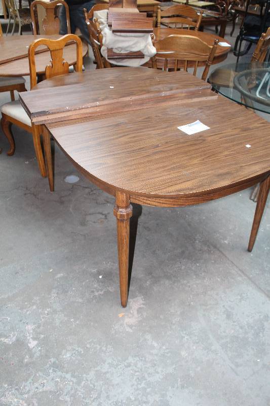 lot 37 image: Wood Table with 3 Leafs