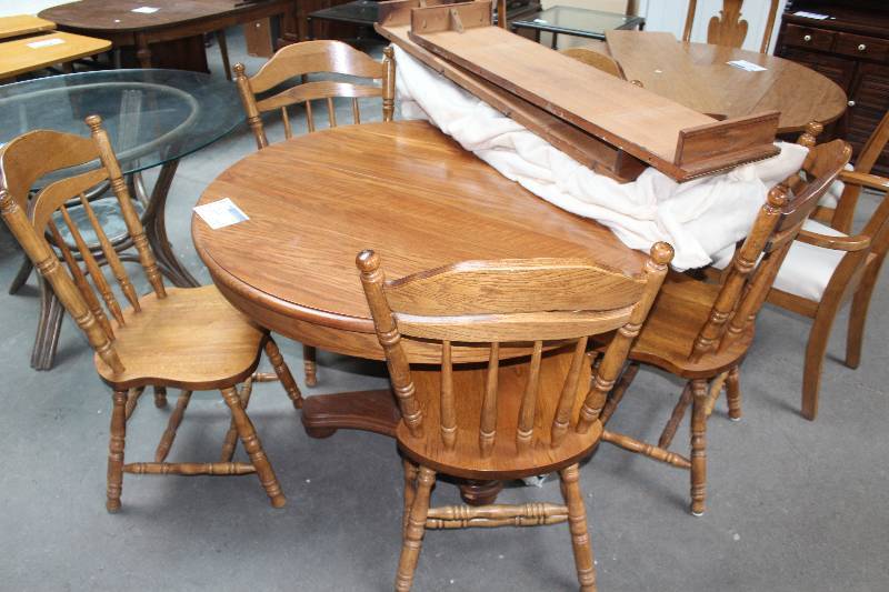 lot 39 image: Dining Set
