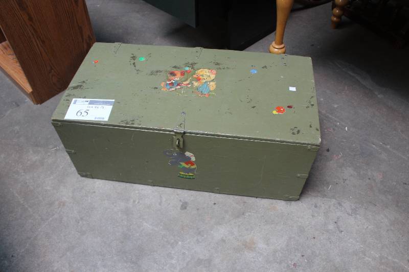 lot 65 image: Lockable Wood Chest