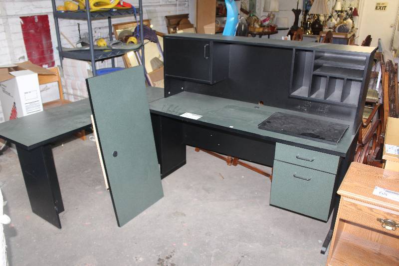 lot 69 image: 3-Piece Workstation