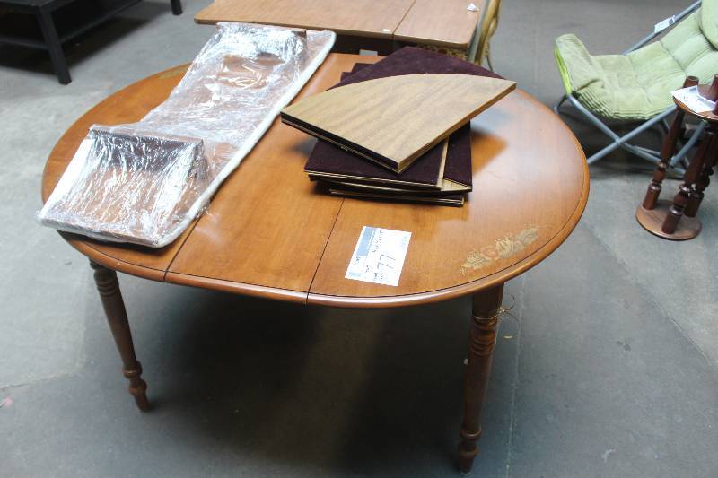 lot 77 image: Dining Table with 1 Leaf, Cover