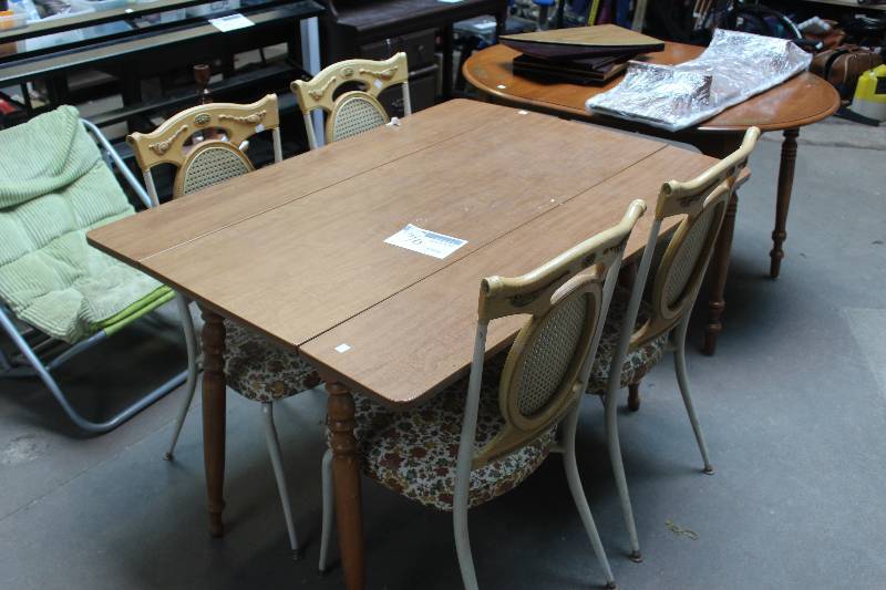 lot 76 image: Dining Set
