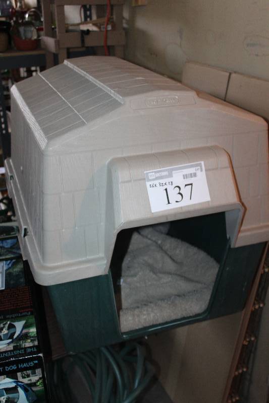 lot 137 image: Dog Kennel