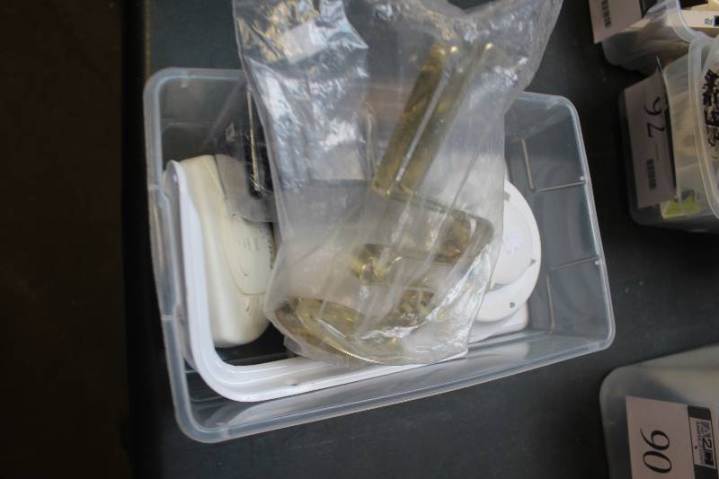 lot 89 image: Box Lot of Household Items