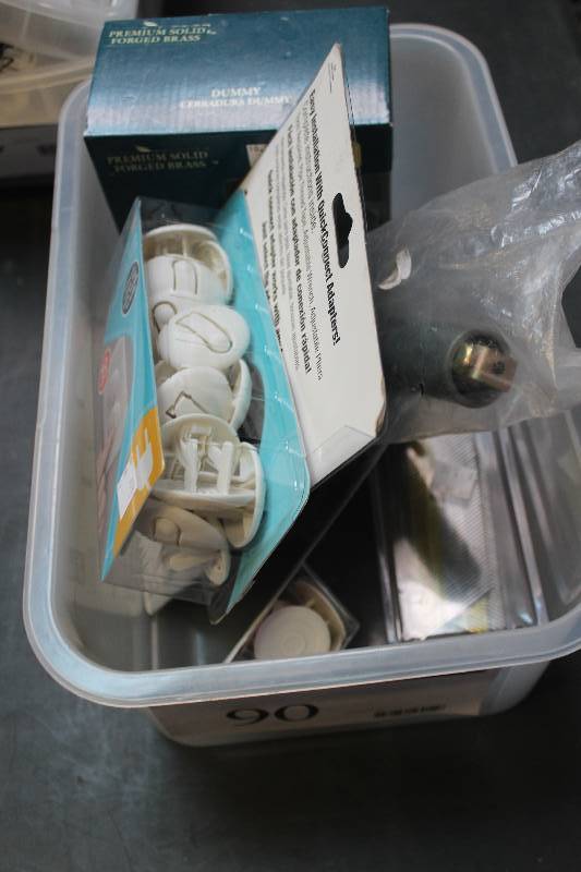 lot 90 image: Box Lot of Household Items