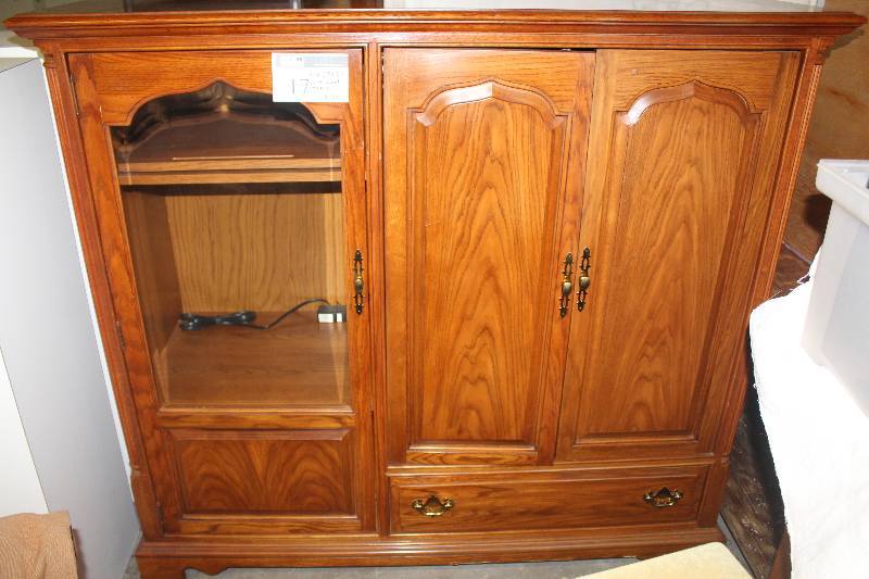lot 17 image: Solid Wood Entertainment Cabinet