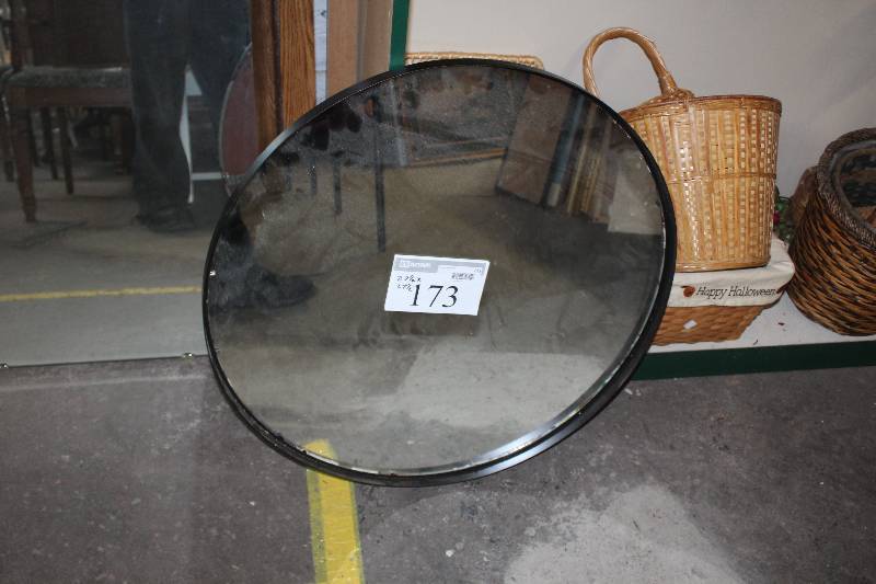 lot 173 image: 27.5 x 27.5 Table
