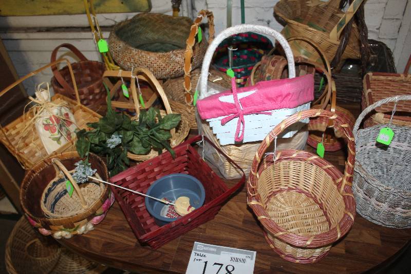 lot 178 image: Table Lot of Baskets