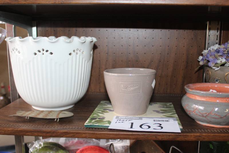 lot 163 image: Shelf Lot of Decorations