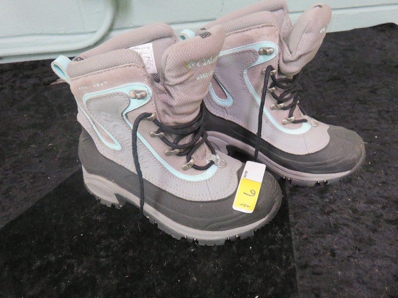 Columbia Boots (like new)