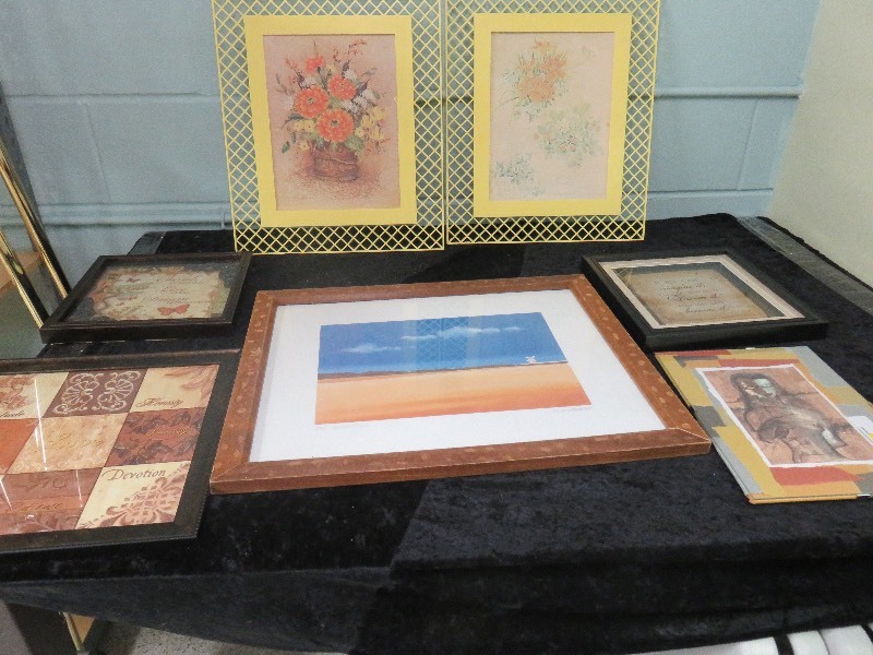 Lot of (7) wall hanging pictures