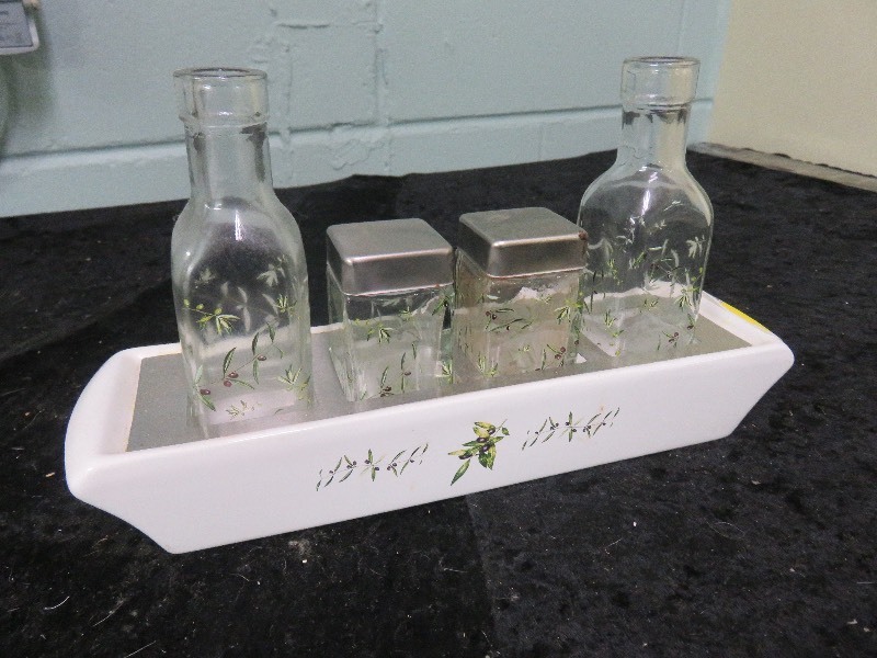 Decorative spice and oil holder