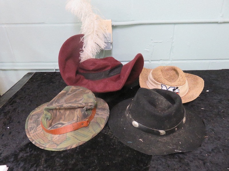 Lot of 4 hats