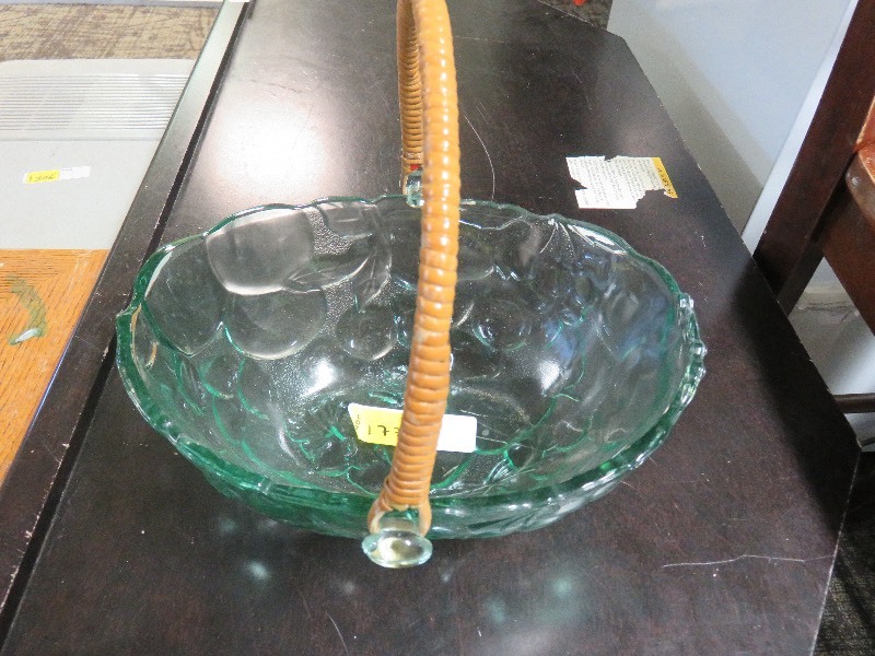 Glass bowl with handle