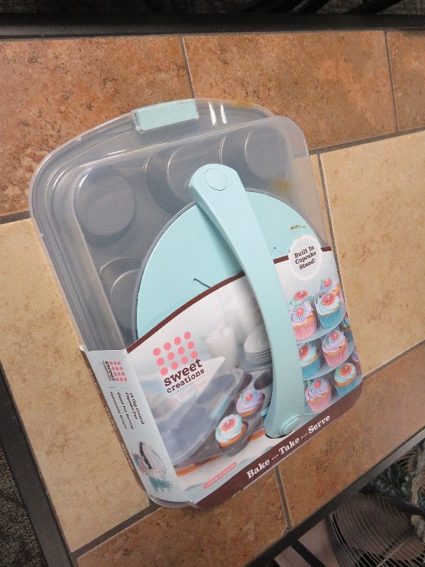 Cupcake pan with lid-new